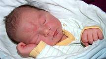 Filip Ježek z Rokycan se narodil 5. června ve 22 hodin a 35 minut. Filípek přišel na svět s mírami 3200 gramů a 50 cm. 