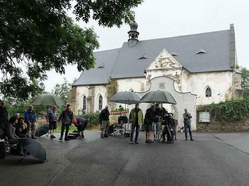 Snímky z natáčení poslední čtvrté řady Policie Modrava. Točilo se na hřbitově ve Velharticích, hradě Rabí, na sušickém Svatoboru, u Annína, ve sklářském muzeu v Rajsku, hřbitovním kostele v Kašperských Horách, Nemilkově, Švihově i jinde.