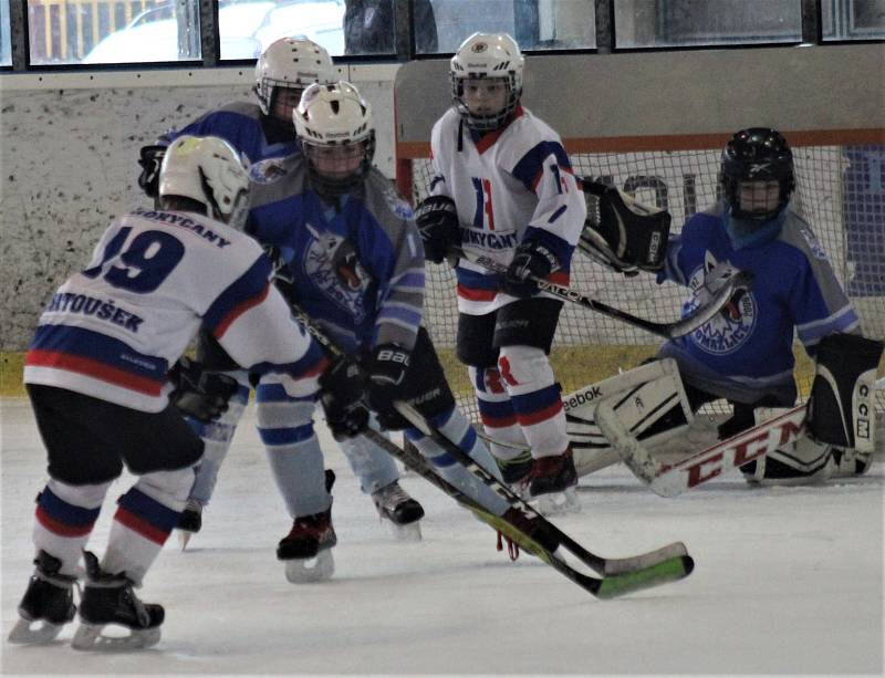 Hokejisté 4. třídy HC Rokycany (v bílém) se při domácím turnaji utkali s vrstevníky Domažlic. Třetím do party byly naděje Wolves Plzeň.