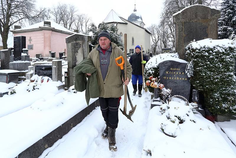 Milan Kučera s manželkou Janou se hrobnickému řemeslu věnují už více než třicet let. Vykopání nebo prohloubení hrobu teď v zimních měsících je náročnější kvůli promrzlé půdě nebo přimrzlé krycí kamenné desce, která hrobová místa zakrývá.