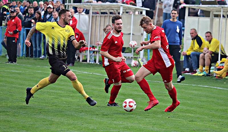 Fotbalisté TJ Sokol Radnice (na archivním snímku červení).