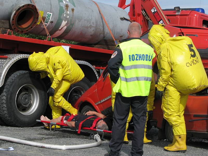 Při čvrtečním taktickém cvičení u Oseka předvedli hasiči svou vysokou profesionalitu