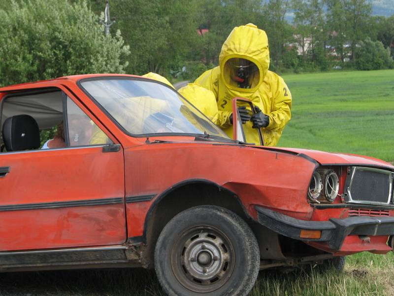 Při čvrtečním taktickém cvičení u Oseka předvedli hasiči svou vysokou profesionalitu