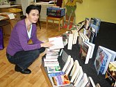 RADOST Z KNIŽNÍCH NOVINEK budou mít tento týden i čtenáři ve Skomelně. Romana Kohlíčková, která je tamní knihovnicí, pro ně vybírala do zápůjčky úplně nové a zajímavé svazky v rokycanské městské knihovně.