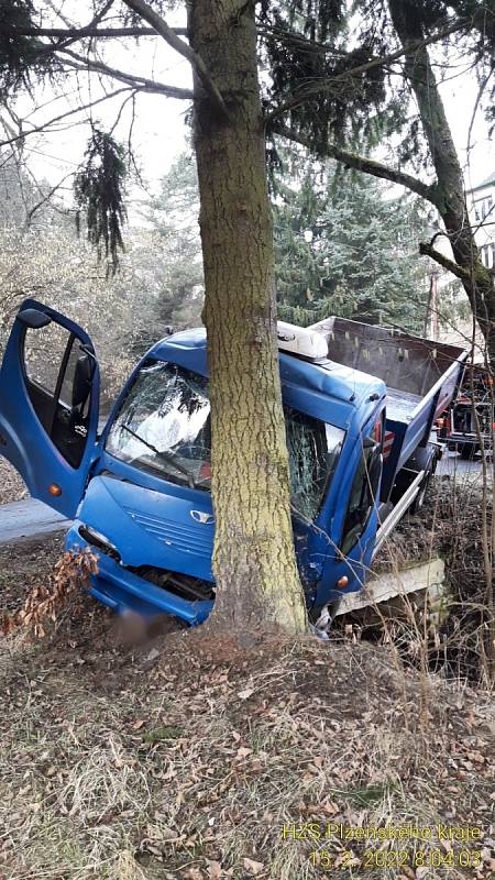 Nákladní auto narazilo u Sýkorova Mlýna do stromu, silnice byla namrzlá