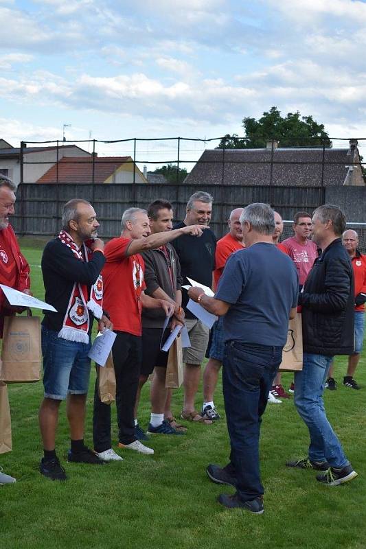 Slavnostní poděkování bývalým reprezentantům TJ Sokol proběhlo v poločasové přestávce zápasu proti Stříbru.