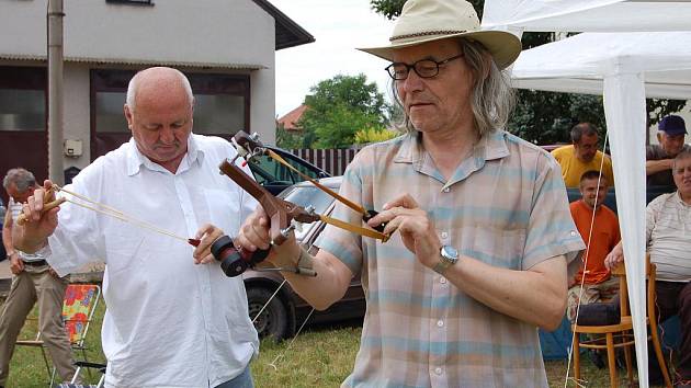 Cheznovické prakiády se zúčastnil i Vlastimil Zuzka z Prahy (vpravo). Muž, ověnčený několika akademickými titul, si přivezl speciální zbraň.  