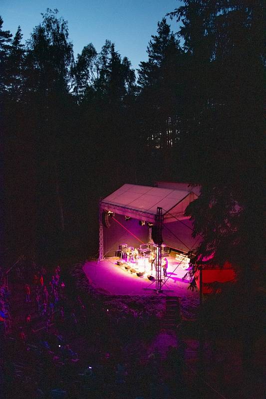 Muzika v Hrádku oslovila sedm kapel, fanoušci zaplnili areál přírodního kina