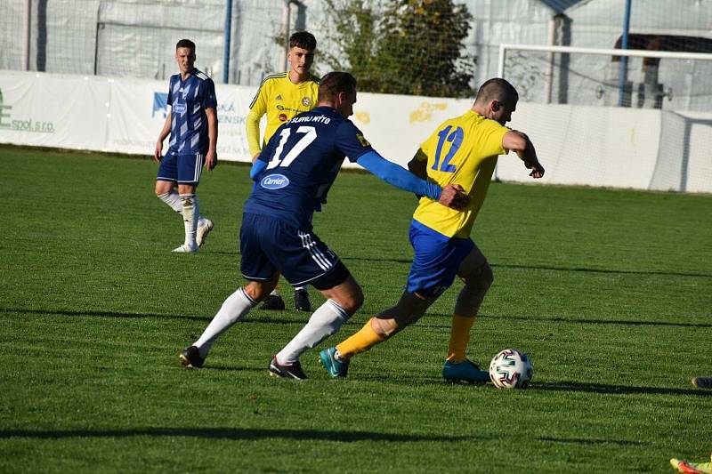 Fotbalisté TJ Slavoj Mýto (na archivních snímcích hráči v modrých dresech) porazili divizní Tochovice 3:1.