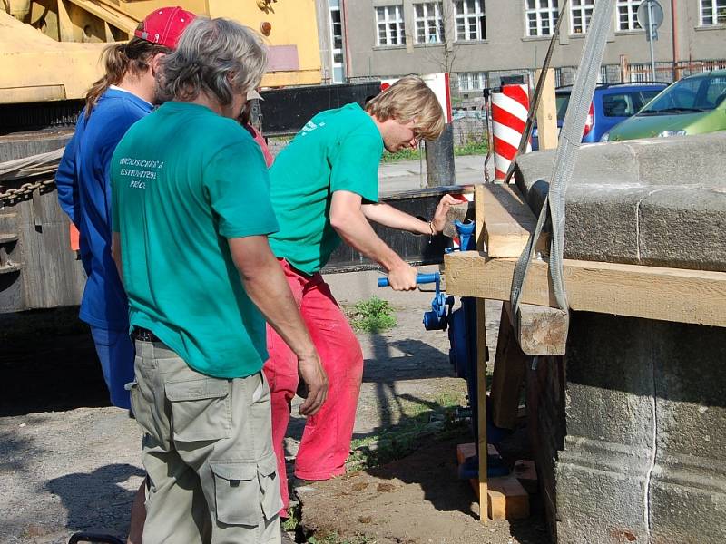 Ve středu dopoledne se v Rokycanech stěhovala klasicistní kašna z první poloviny devatenáctého století.  