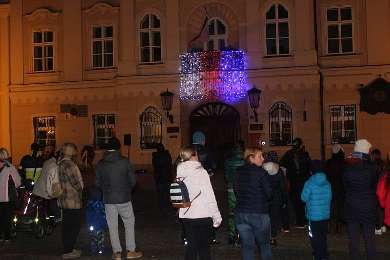 Poprvé se v okresním městě konalo setkání před nasvícenou radnicí.