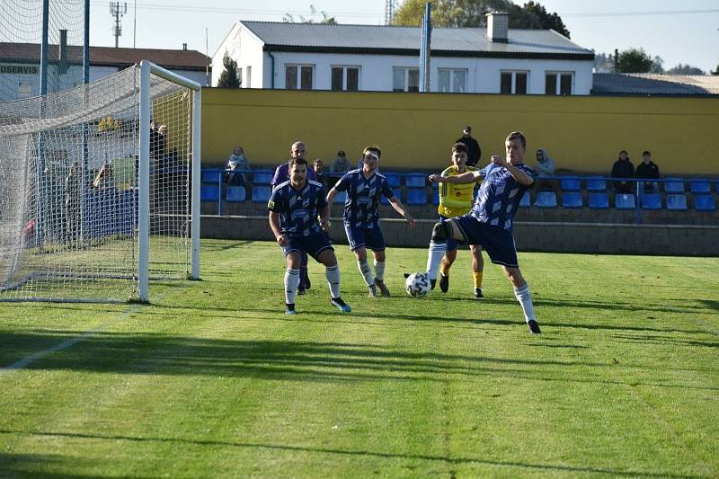 Fotbalisté TJ Slavoj Mýto (na archivních snímcích hráči v modrých dresech) porazili divizní Tochovice 3:1.