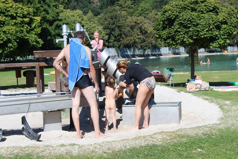 Dvě nová sportoviště budou od pondělí k dispozici návštěvníkům koupaliště v Rokycanech.