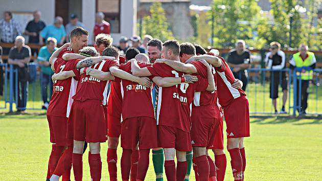 Fotbalisté TJ Sokol Radnice (na archivním snímku hráči v červených dresech) porazili v poháru PKFS domácí Malesice 2:1.