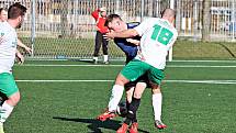 Při jarní premiéře krajské 1. B třídy musely Radnice B na umělku do Rokycan. Podlehly tu Mladoticím 1:5. Foto Jaroslav Kreisinger