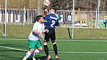 Při jarní premiéře krajské 1. B třídy musely Radnice B na umělku do Rokycan. Podlehly tu Mladoticím 1:5. Foto Jaroslav Kreisinger