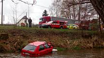 Osobní auto po střetu s kamionem skončilo v potoce