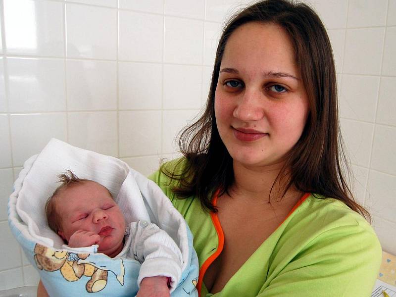 Julie FLACHSOVÁ z Kasejovic poprvé spatřila světlo světa 22. února. Narosila se v 7. 40 hodin. Rodiče Jana a Bohumil znali dopředu pohlaví svého druhého potomka. Julinka vážila při narození 3050 gramů a měřila 50 cm. 