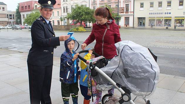 V rámci Pomněnkového dne policisté veřejnost v Rokycanech instruovali, jak postupovat v případě, že pohřeší dítě.