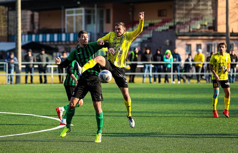 Fotbalisté divizního FC Rokycany (na archivním snímku hráči v zelených dresech) prohráli své přípravné utkání na novou sezonu. S Kladnem padli 2:4.