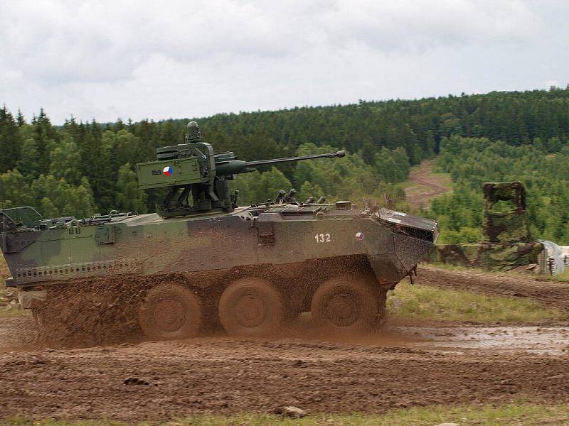 Při dynamických ukázkách byl předveden i transportér Pandur II. Jde o moderní obrněný transportér, který česká armáda uvedla do výzbroje teprve nedávno