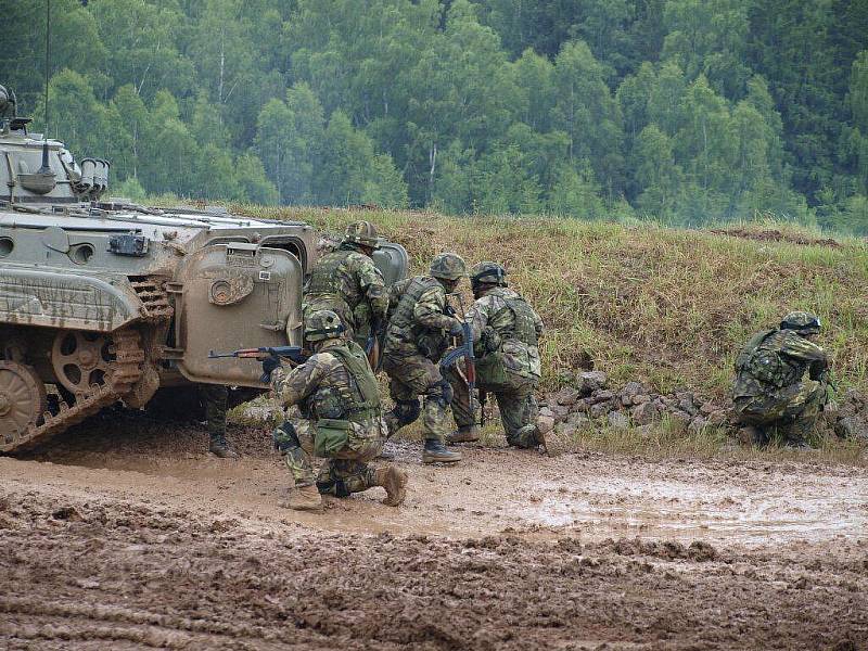 Čeští vojáci v boji proti nepříteli v šátcích. „Bévépéčko“ je jen vysadilo, pak už se vojáci probojováli za pomoci samopalů