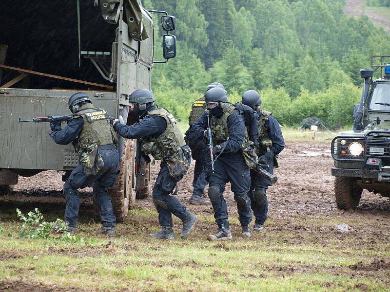 Pohotovostní jednotka Vojenské policie zneškodnuje zlotřilce, který unesl českého vojáka. Briskně mu pak nasadila na hlavu černý pytel a šmíkla s ním o zem. Komplice zanedlouho zneškodnila taktéž