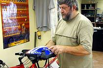 Jak je důležité používat cyklistickou helmu se na vlastní kůži přesvědčil zákazník Václava Berana, rokycanského prodejce jízdních kol (na snímku). Při nárazu na strom se ochrana hlavy rozlámala (ve výřezu), cyklistovi prý každopádně zachránila život. 