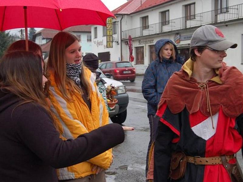 Uctění památky šermíře Slavíka v Holoubkově.