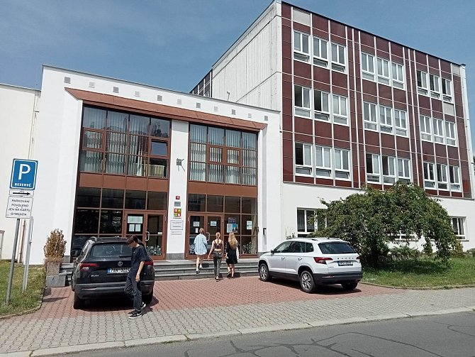 Na obě střední školy v Rokycanech se hlásí víc žáků, než mohou přijmout.
