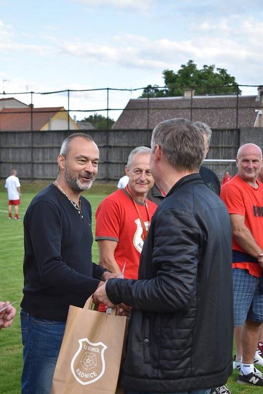 Slavnostní poděkování bývalým reprezentantům TJ Sokol proběhlo v poločasové přestávce zápasu proti Stříbru.