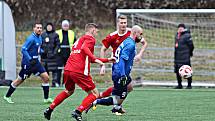 Fotbalisté TJ Sokol Radnice (v červeném) statečně vzdorovali vedoucímu Tachovu.