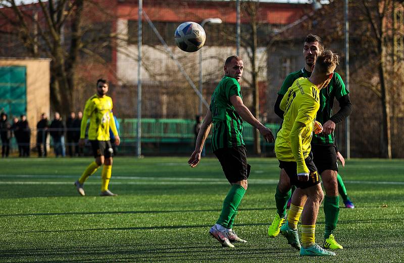 Fotbalisté divizního FC Rokycany (na archivním snímku hráči v zelených dresech) prohráli své přípravné utkání na novou sezonu. S Kladnem padli 2:4.