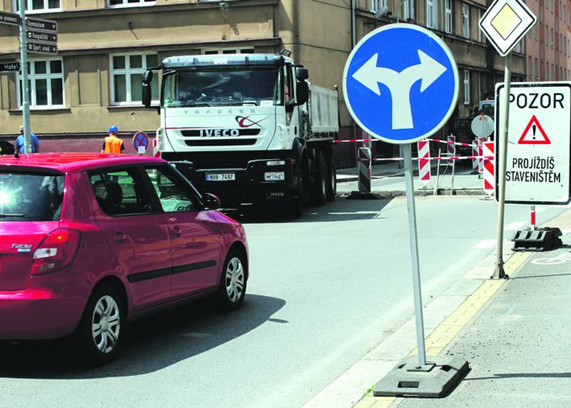 Zkouškou řidičské pozornosti se stala včera ráno frekventovaná komunikace v rokycanské Soukenické ulici. Kvůli rozsáhlým stavebním úpravám tu byla uzavřena část silnice a vznikaly nekonečné fronty vozidel.