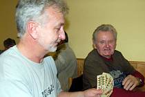 Miroslav Král z Chomle (vpravo) slavil 73. narozeniny při mariášovém turnaji v Kařízku. Vedle něho usedl v posledním kole Vítězslav Vacovský.