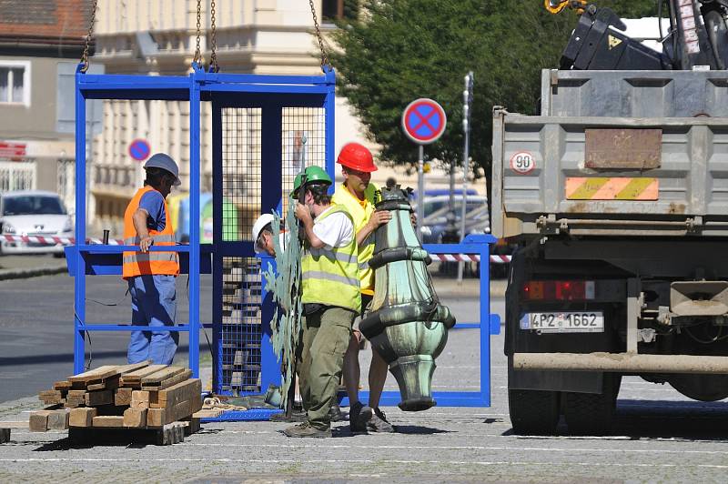 Rokycanská radnice přišla v neděli o pár metrů ze své výšky