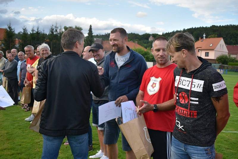 Slavnostní poděkování bývalým reprezentantům TJ Sokol proběhlo v poločasové přestávce zápasu proti Stříbru.