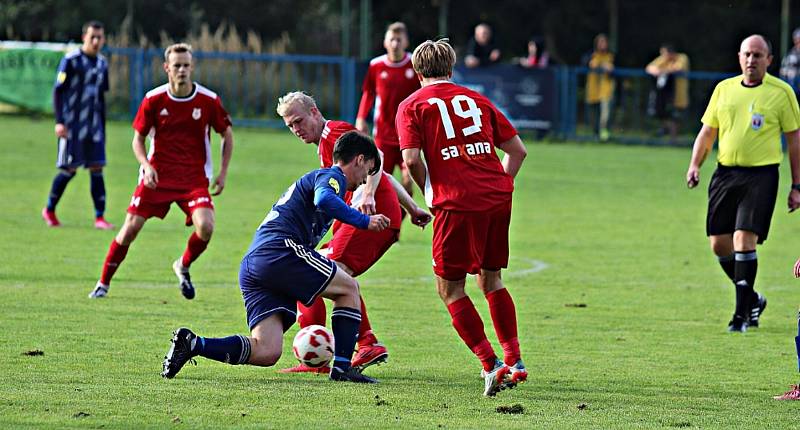 Fotbalisté TJ Sokol Radnice (na snímku hráči v červeném).