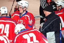 Hokejisté HC DAG Rokycany nastupovali pod vedením zkušeného trenéra Karla Trachty, který na snímku uděluje svým svěřencům pokyny.