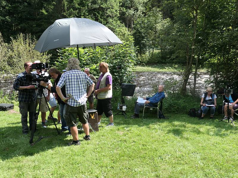 Snímky z natáčení poslední čtvrté řady Policie Modrava. Točilo se na hřbitově ve Velharticích, hradě Rabí, na sušickém Svatoboru, u Annína, ve sklářském muzeu v Rajsku, hřbitovním kostele v Kašperských Horách, Nemilkově, Švihově i jinde.