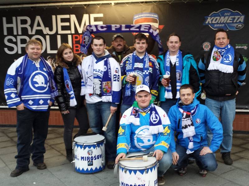 FANS MODROBÍLÁ MIROŠOV. Horní řada zleva: Jaroslav Vaník, Petra Hrabyková, Tomáš Šmíd, Petr Vrátný, Petr Čejka, Lukáš Vondrák a Vladimír Vaindl. Dole zleva: Zbyněk Šmíd a Martin Čejka.