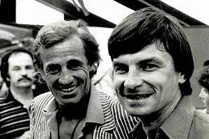 Paříž 1980. Jean Paul Belmondo nevynechal proslulý turnaj na Rolanda Garros, vpravo je tehdy šestatřicetiletý Milan Štěrba.