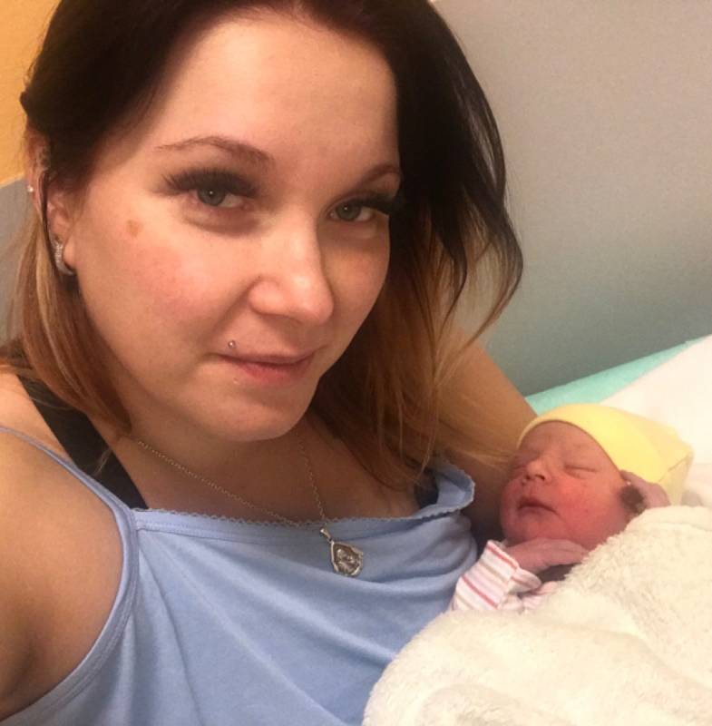 NIKOL LORENCOVÁ z Rokycan se narodila v porodnici U Mulačů manželům Radkovi a Michaele 18. ledna 2020. Přišla na svět v 16:32 hodin, její porodní váha činila 3 150 gramů, měřila 49 cm. Doma se na malou Nikolku kromě rodičů těšil i tříletý bráška Lukáš a č