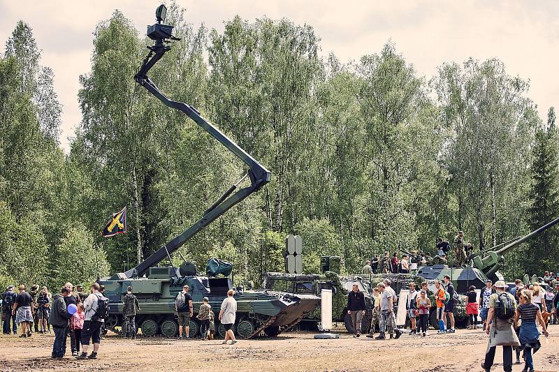 BAHNA – Den pozemního vojska v bývalém vojenském prostoru nedaleko Strašic na Rokycansku přilákal tisíce příznivců armády, IZS i vojenské historie. V ukázkách byly k vidění bojová vozidla Pandur a Iveco, samohybné houfnice či tanky T-72M4 a T-72M1.