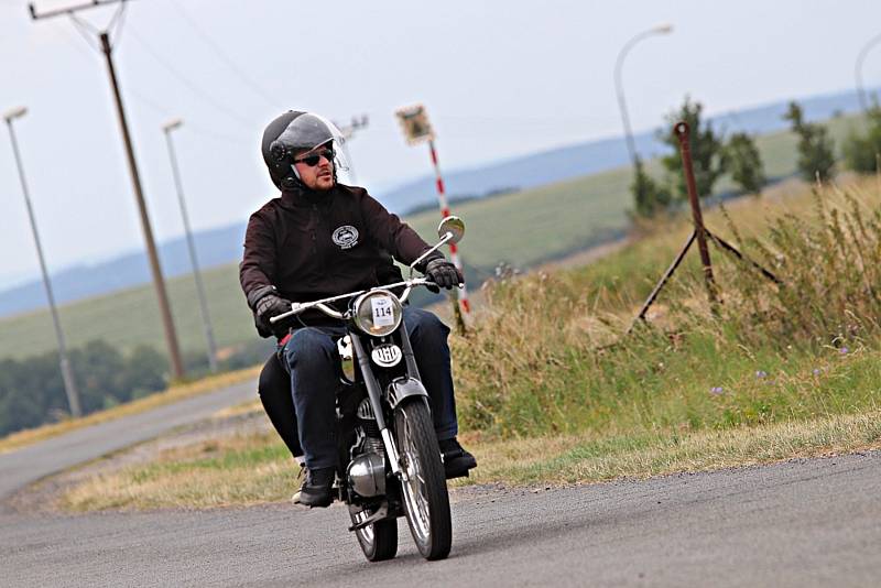 Auta a motocykly z let 1948 až 1989 obdivovali fanoušci v Břasích, Svaťáku či Liblíně.