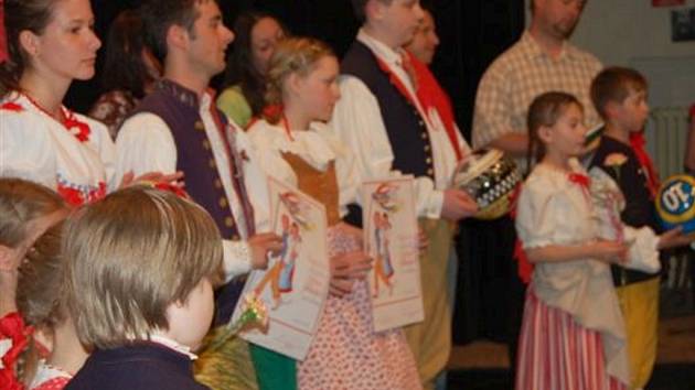 V Hrádku soutěžilo sedm dětských folklórních týmů