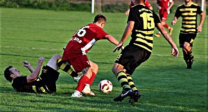 Fotbalisté TJ Sokol Radnice (na archivním snímku hráči v červených dresech) podlehli ČLU Beroun na jeho umělé trávě těsně 3:4.
