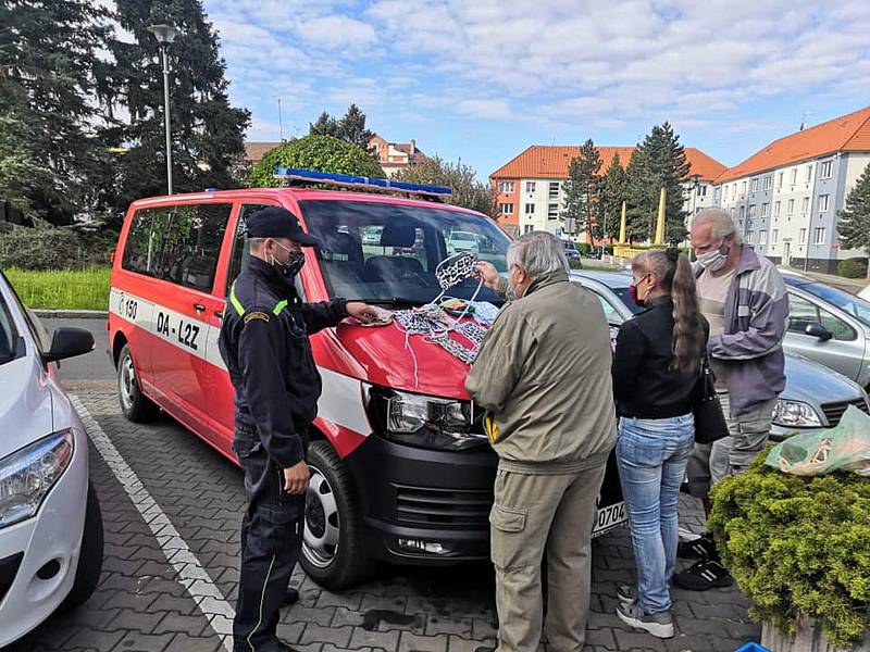 Roušky od hasičů byly v Hrádku zdarma