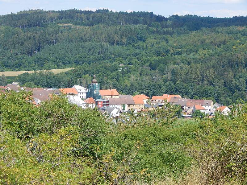 Dělníci rekonstruují věž a průčelí radnického kostela. Kostel se dočká i nové fasády, která bude barevností odpovídat původnímu stavu z 18. století.