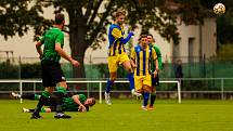 Fotbalisté FC Rokycany (na archivním snímku hráči v zelenočerných dresech) remizovali ve středeční dohrávce 3. kola FORTUNA divize A s Aritmou Praha 2:2.